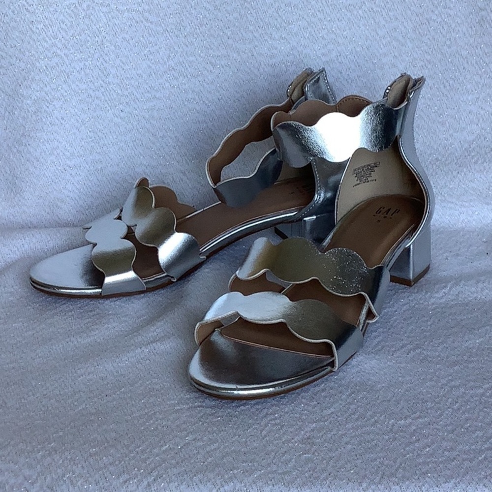 Girls Gap Silver Scallop Straps Sandals Size 5 (Girl) New